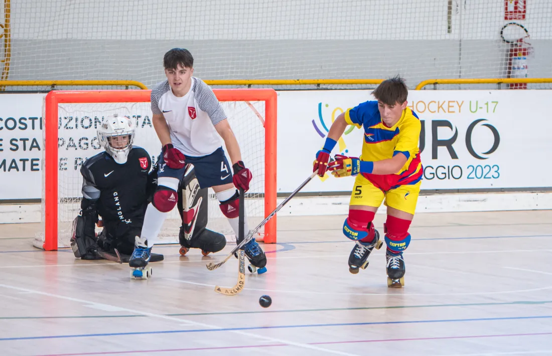 Biel Hernández, de la selecció sub-17, defensat per l’anglès Charlie Anthony-Sharp.