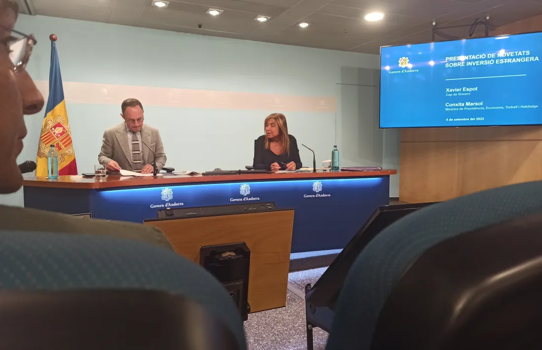 Espot i Marsol presentant la moratòria a la inversió estrangera en immobles.
