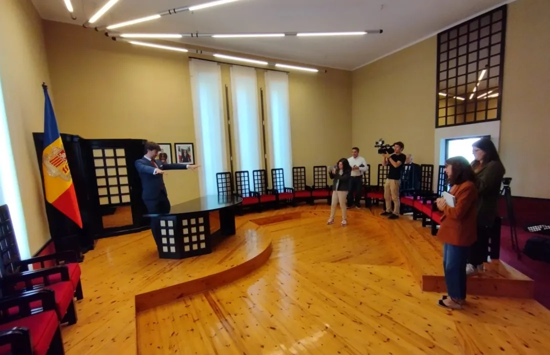 El síndic Ensenyat va explicar ahir la història, la distribució i la funció de la sala a la premsa.