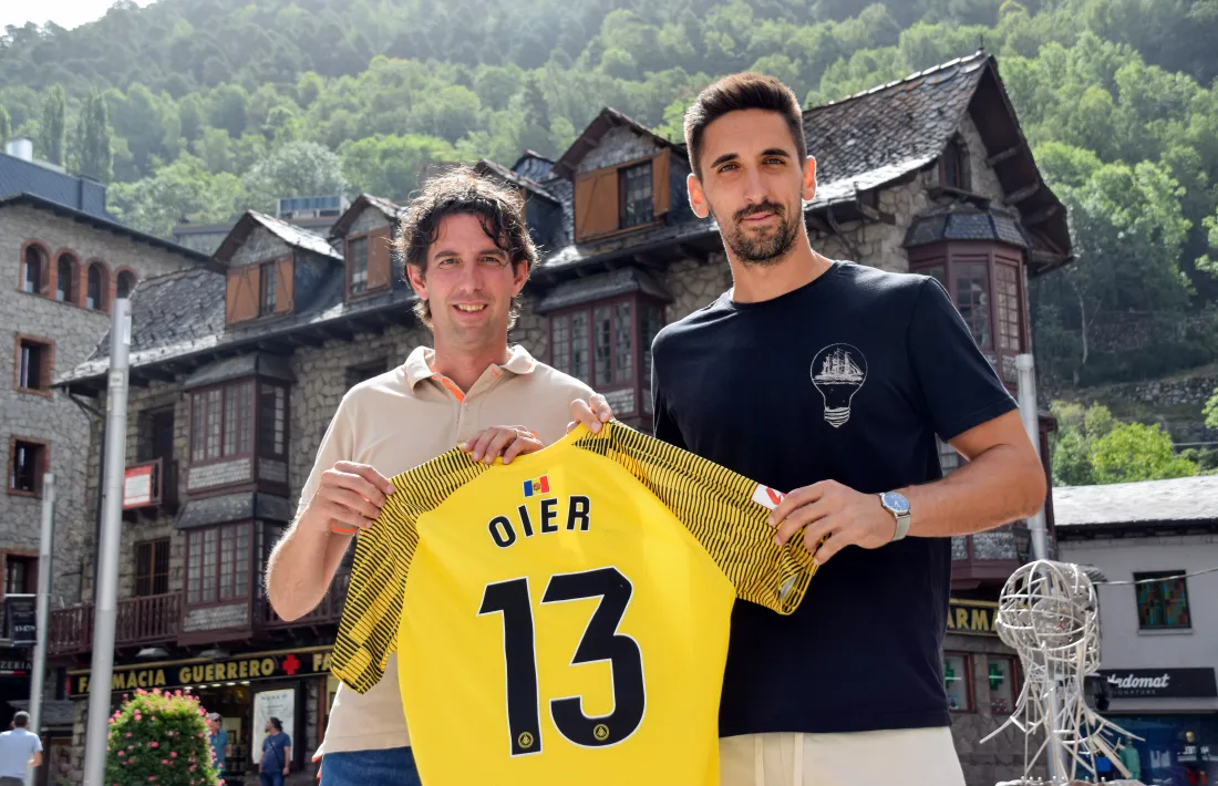Jaume Nogués al costat d'Oier Olazábal, el nou porter de l'FC Andorra.