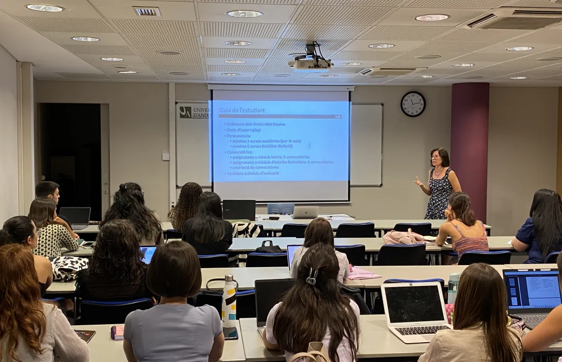 Els alumnes dle bàtxelor d'infremeria ja han començat les classes.
