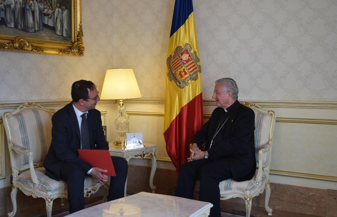 Joan-Enric Vives amb el director del gabinet de representació del copríncep francès, Robert Mauri.