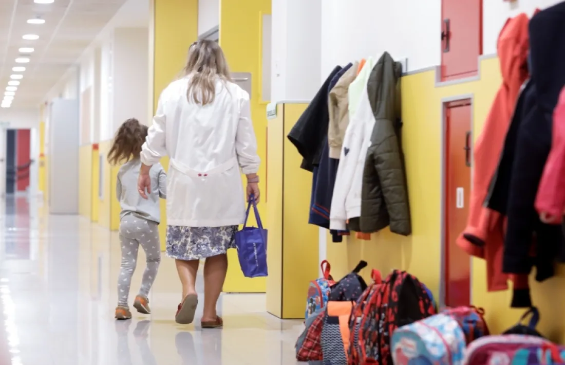 El passadís d'una escola.