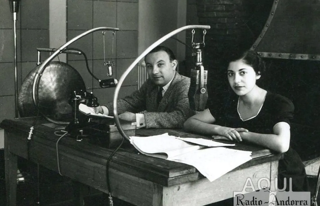 Maurice Vincent i María Dolores Pérez, als estudis de Ràdio Andorra al Roc de les Anelletes, gong inclòs.