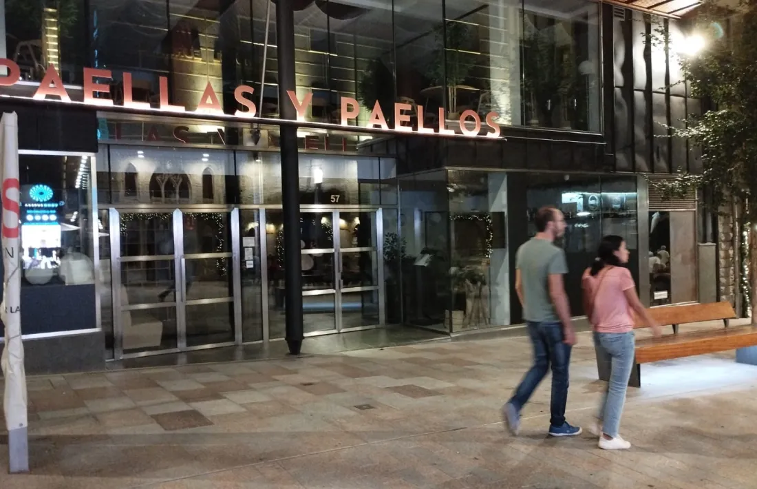 La llei continuarà permetent que els rètols dels establiments comercials exhibeixin la marca en llengua diferent del català.