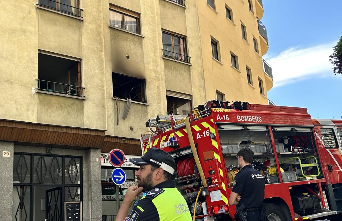 L’immoble de Ciutat de Valls on ha tingut lloc l’incendi, amb els bombers davant.