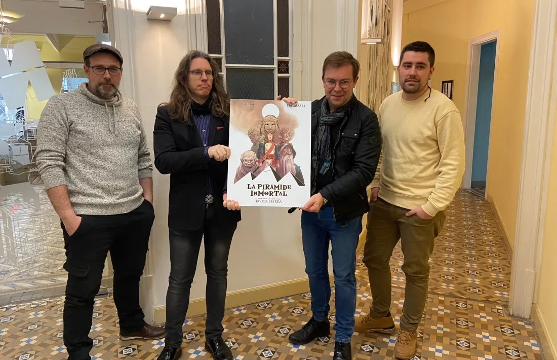 Sierra, amb bufanda, amb el guionista (Salva Rubio), el dibuixant (Cesc Dalmases) i l’il·lustrador (Roger Surroca) de ‘La pirámide inmortal’.