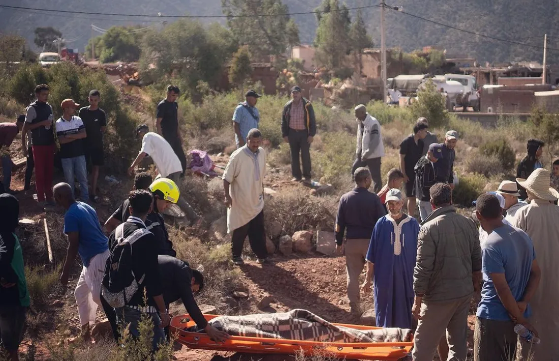 Desenes de persones treballant en el rescat de víctimes a la zona del terratrèmol del Marroc.