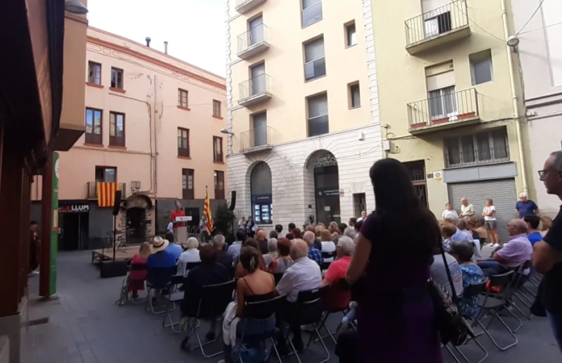 Part del públic que seguia l’acte des de les cadires, un altre gruix ho feia dempeus, darrere. 