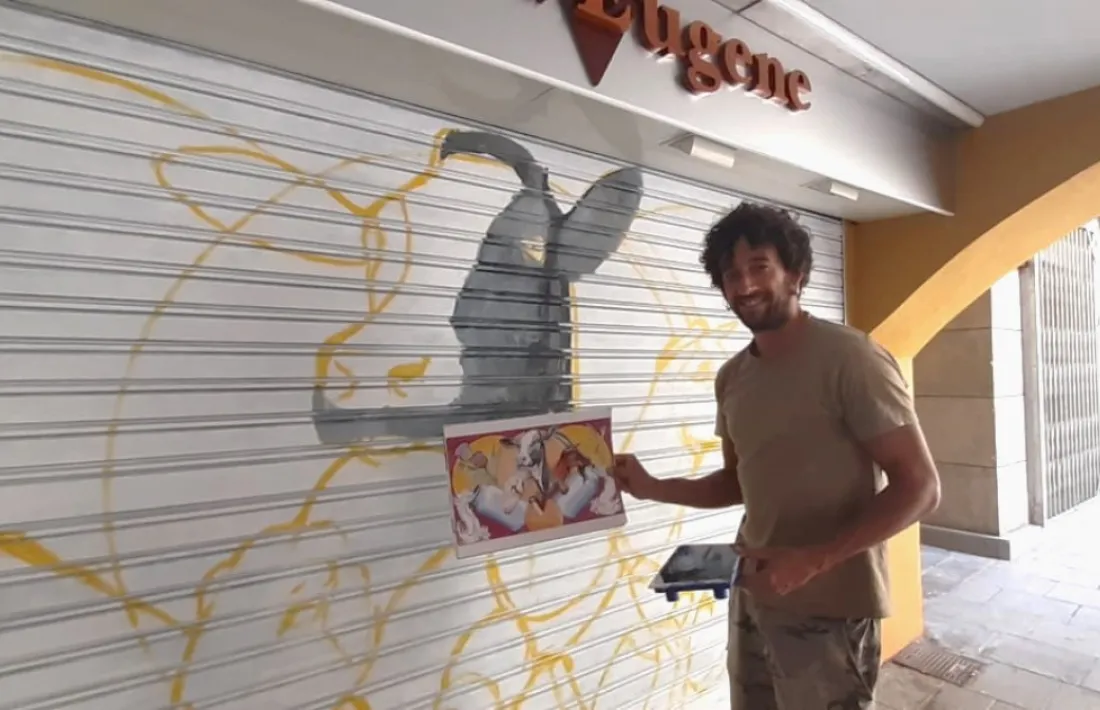 Arnau Orobitg treballava ahir en la il·lustració, a l’establiment del carrer Major, per aprofitar el dia de tancament per festiu. 