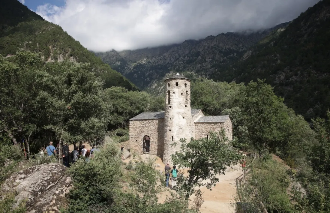 Sant Vicenç, amb el campanar de nou aixecat. 