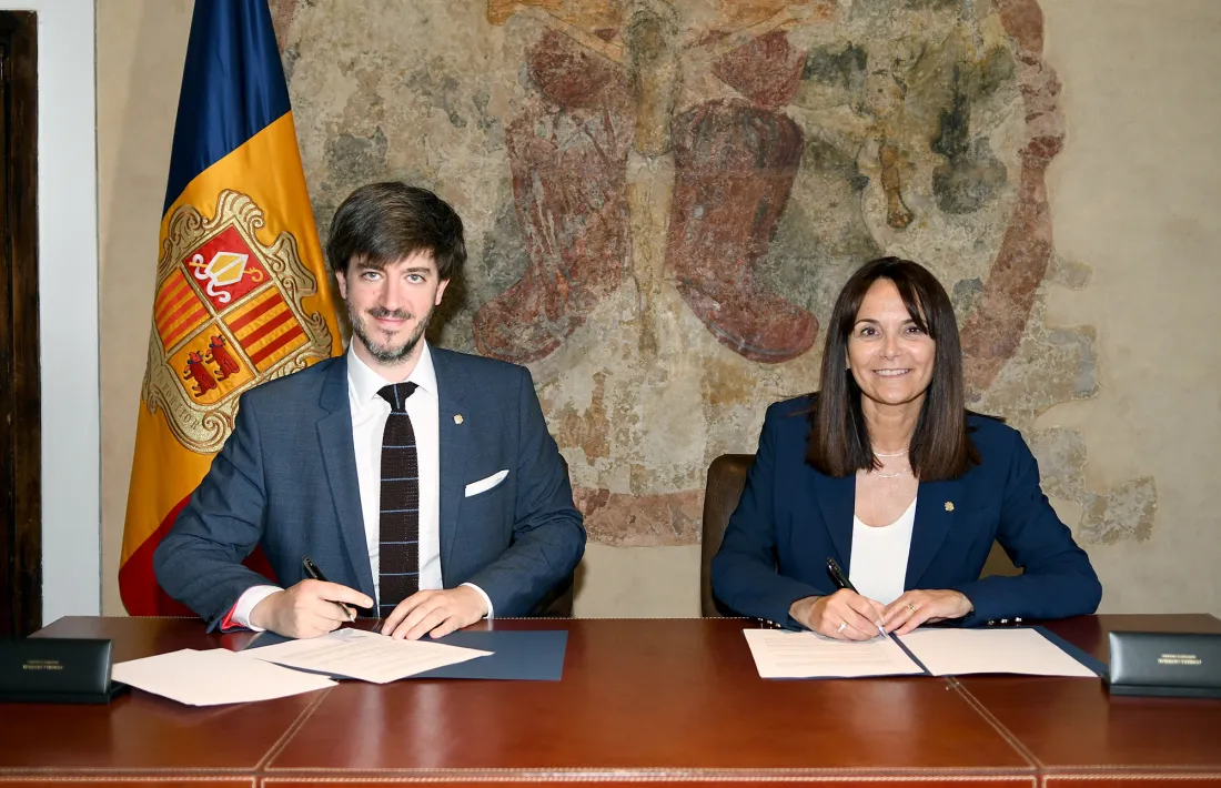 Ensenyat i Bonell signant el conveni.
