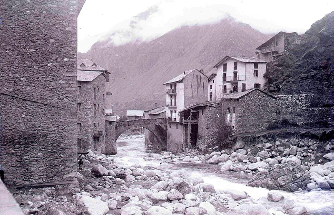 Del primitiu pont d’Engordany, que el Valira es va endur el 15 de febrer del 1773, se’n conserva l’arrencada de l’arc.