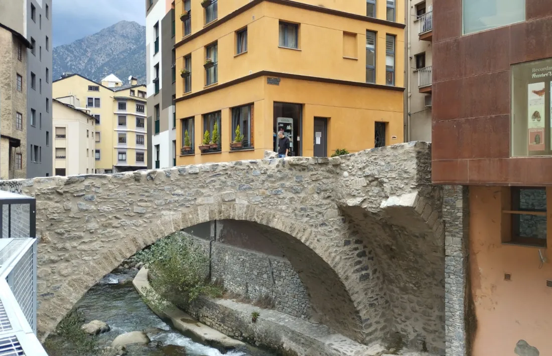 Del primitiu pont d’Engordany, que el Valira es va endur el 15 de febrer del 1773, se’n conserva l’arrencada de l’arc.