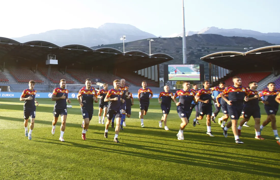 Els homes de Koldo exercitant-se ahir a l’Stade de Tourbillon per preparar el matx d’avui contra Suïssa.