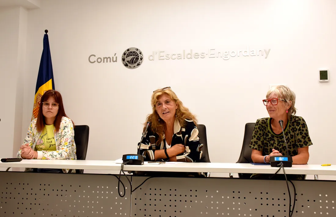 La cap de Joventut, Belen Ibáñez; la consellera de Joventut, Meritxell Massoni, i la responsable del grup, Assumpció Lluís.