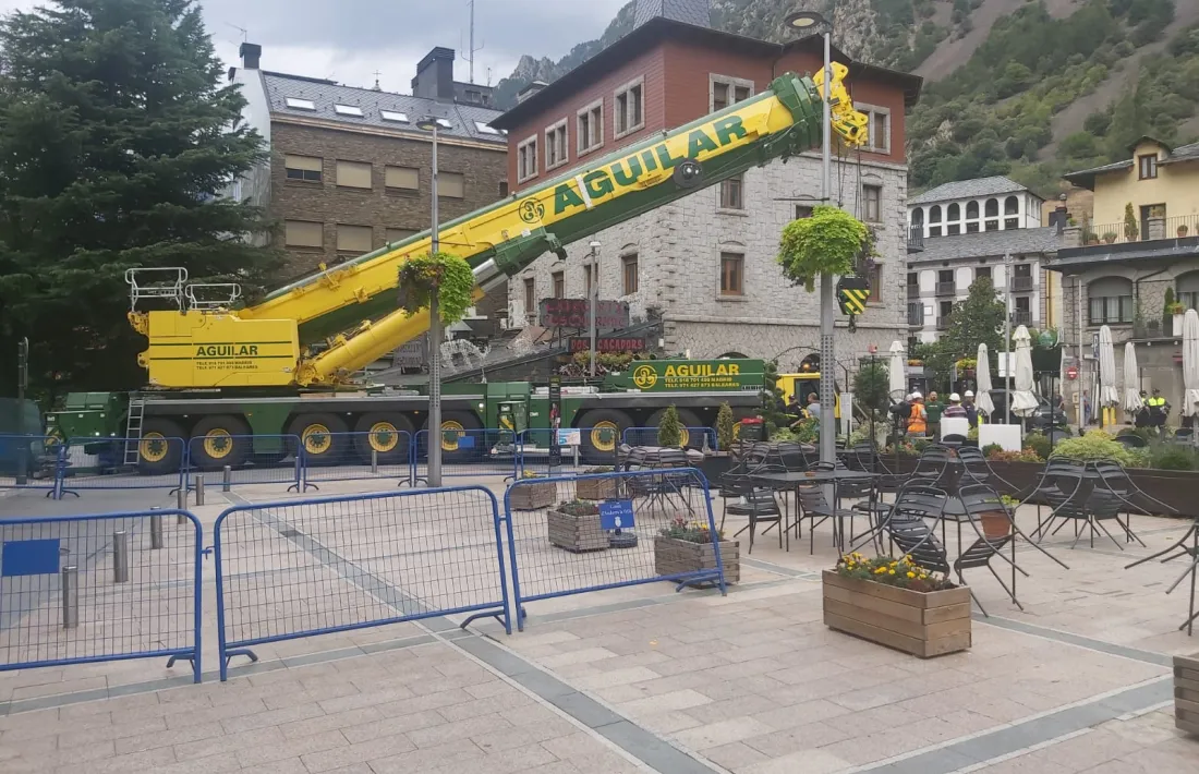 La grua de grans dimensions que s'està instal·lant a Doctor Vilanova.