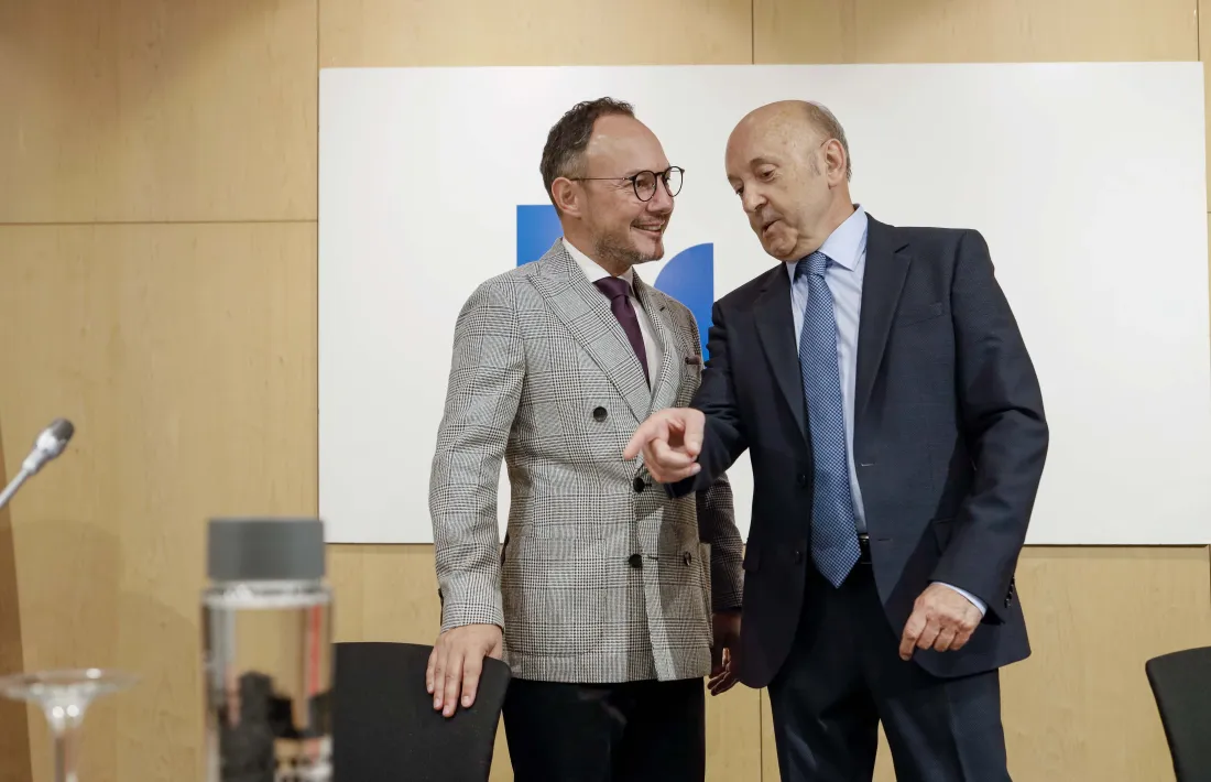 Xavier Espot i Josep Maria Mas, ahir durant la presentació de l’informe econòmic a Andorra la Vella.