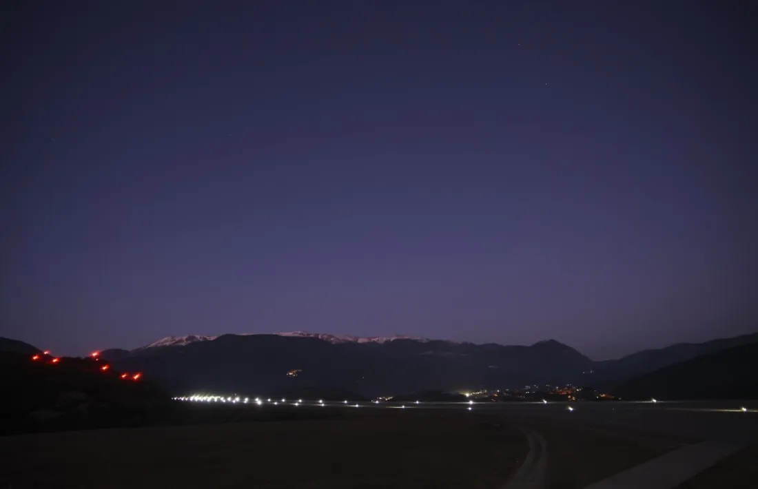 L'aeroport Andorra-La Seu en la jornada de prova pilot dels vols nocturns. 