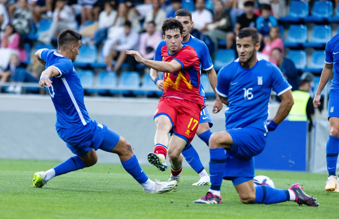 Rodrigo, en jugada personal, busca la rematada però la pilota rebota en un defensa.