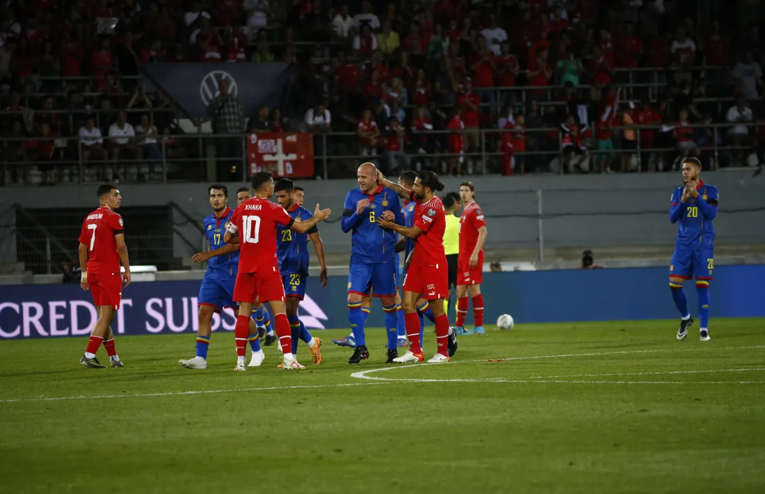 Ilde Lima aplaudit i felicitat pels seus companys i també pels jugadors de Suïssa en el moment de ser substituït ahir a l’Stade Tourbillon de Sion.