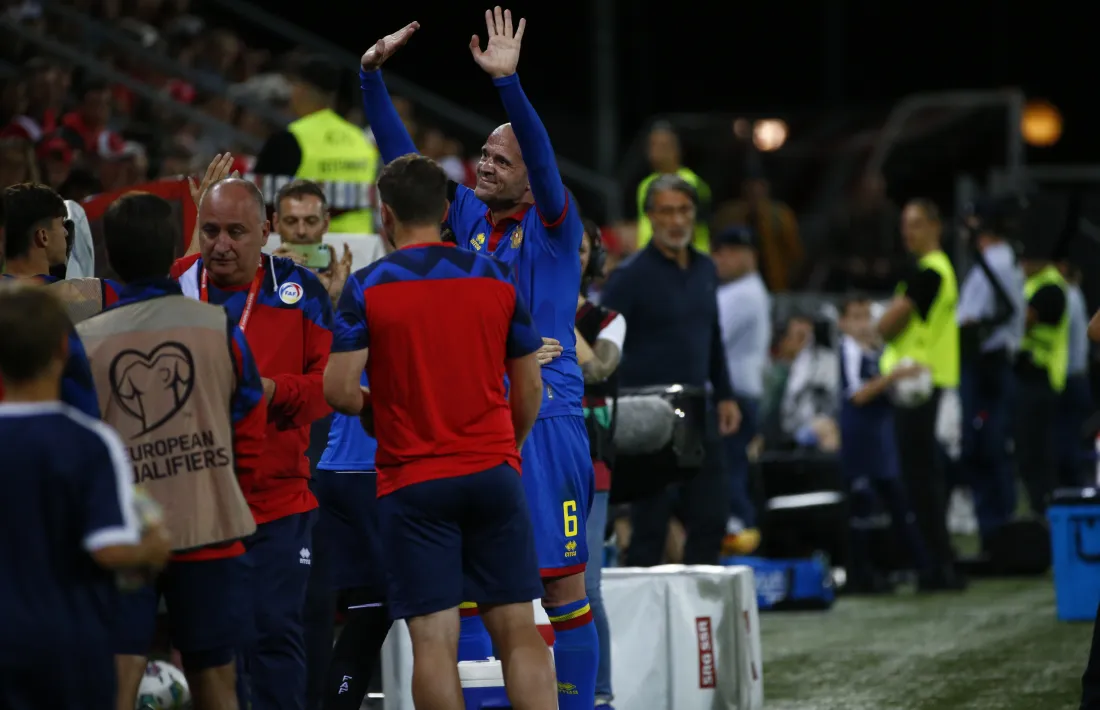 Ilde Lima saluda la família desplaçada a Sion després de ser substituït en el matx davant Suïssa.