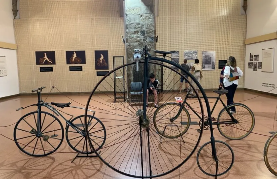 La mostra a Sant Domènec exhibeix, per cert, algunes peces històriques cedides pel Bici Lab Andorra, de la col·lecció Riberaygua. 