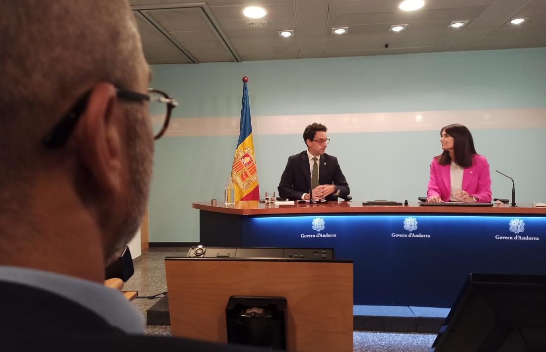 El cap de Política Lingüística, Joan Sans, observa les explicacions dels ministres Casal i Bonell sobre el projecte de llei del català.
