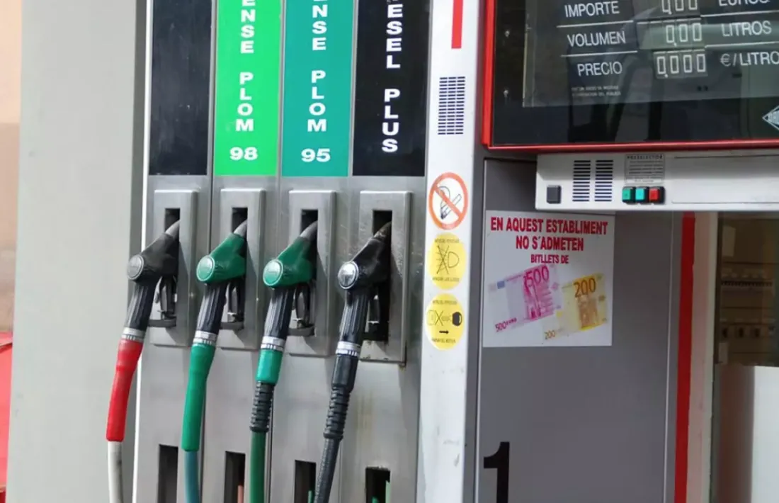 Sortidors de carburants en una gasolinera.