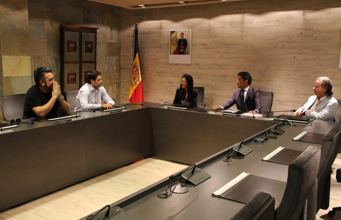 Un moment de la trobada entre la delegació xilena i els cònsols d'Ordino.