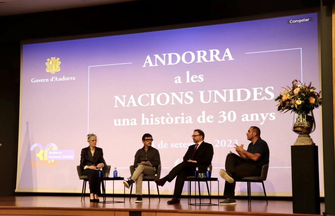 Els participants en la conferència, ahir en una sala d’un conegut hotel de la capital.