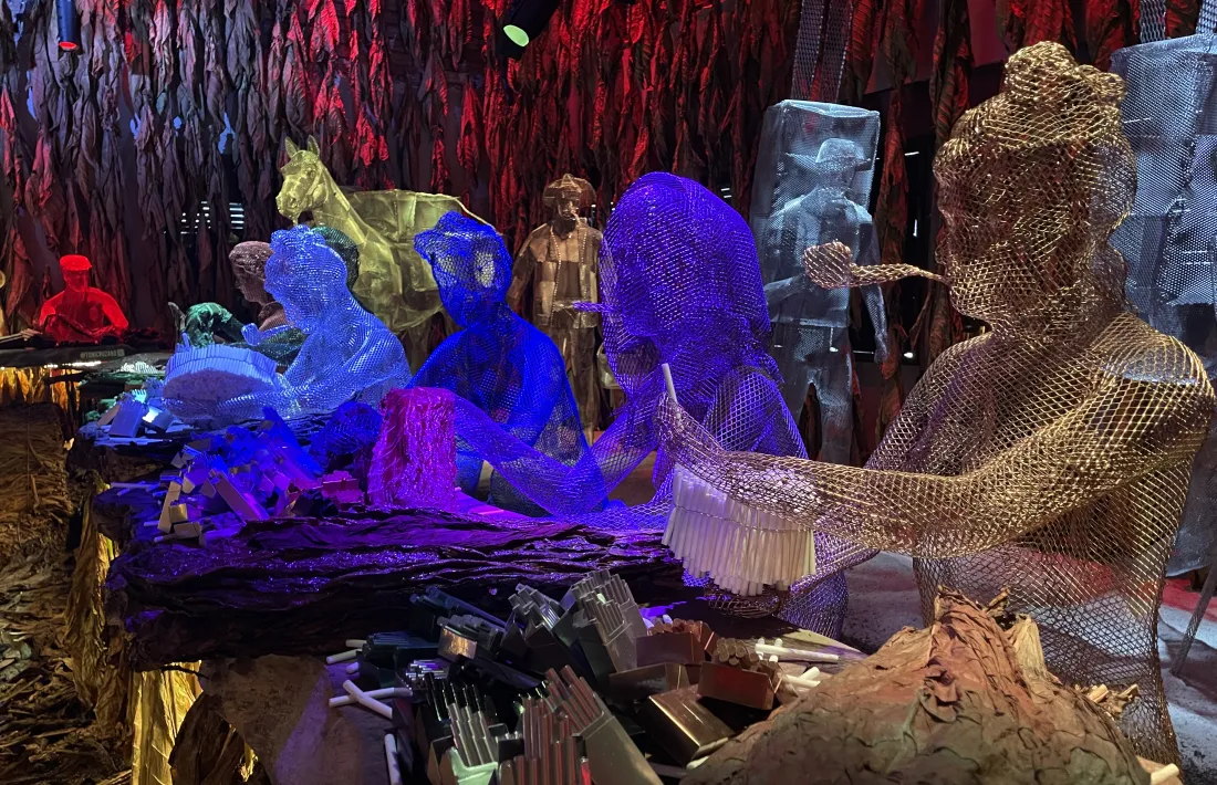 Detall de la instal·lació realitzada per Toni Cruz, que ocupa un dels antics menjadors de la fàbrica