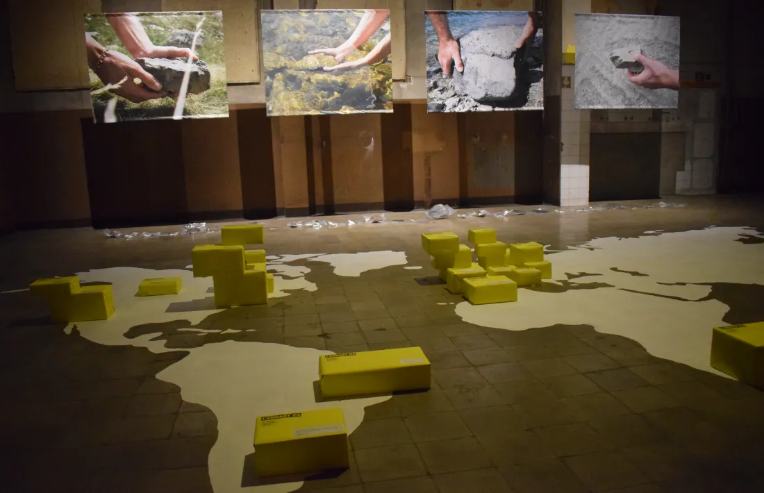 Proposta del francès Olivier Thomas, que envia fragments d’Andorra per correu arreu del món. 