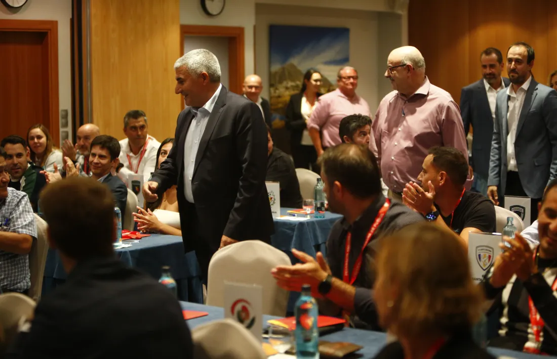 Fèlix Álvarez és aplaudit pels presents un cop coneguts els resultats electorals.