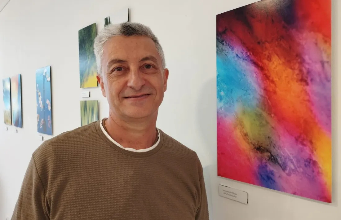 El poeta d’Arans, a la galeria Taranmana d’Escaldes, on exposa les 25 fotografies de ‘La volàtil substància de cada bell crepuscle’.