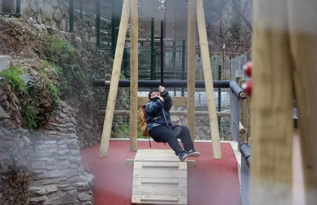 El parc infantil a la zona del Camp de Perot.