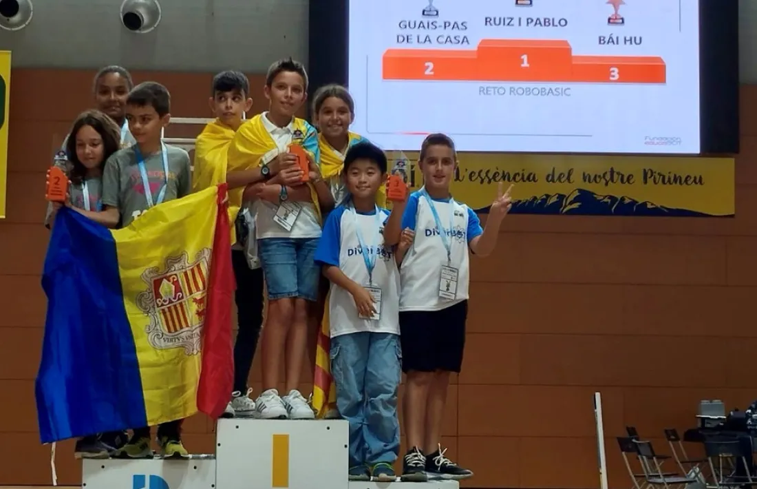 L’equip Guais al podi de la final espanyola de la WRO disputada a la Seu d’Urgell.
