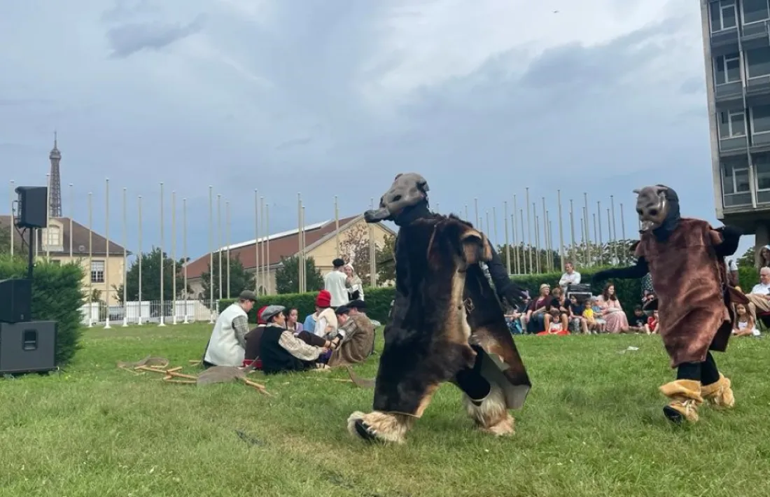 La representació de ‘L’última Ossa’ va reunir un centenar d’espectadors ahir a la plaça Calder de París.