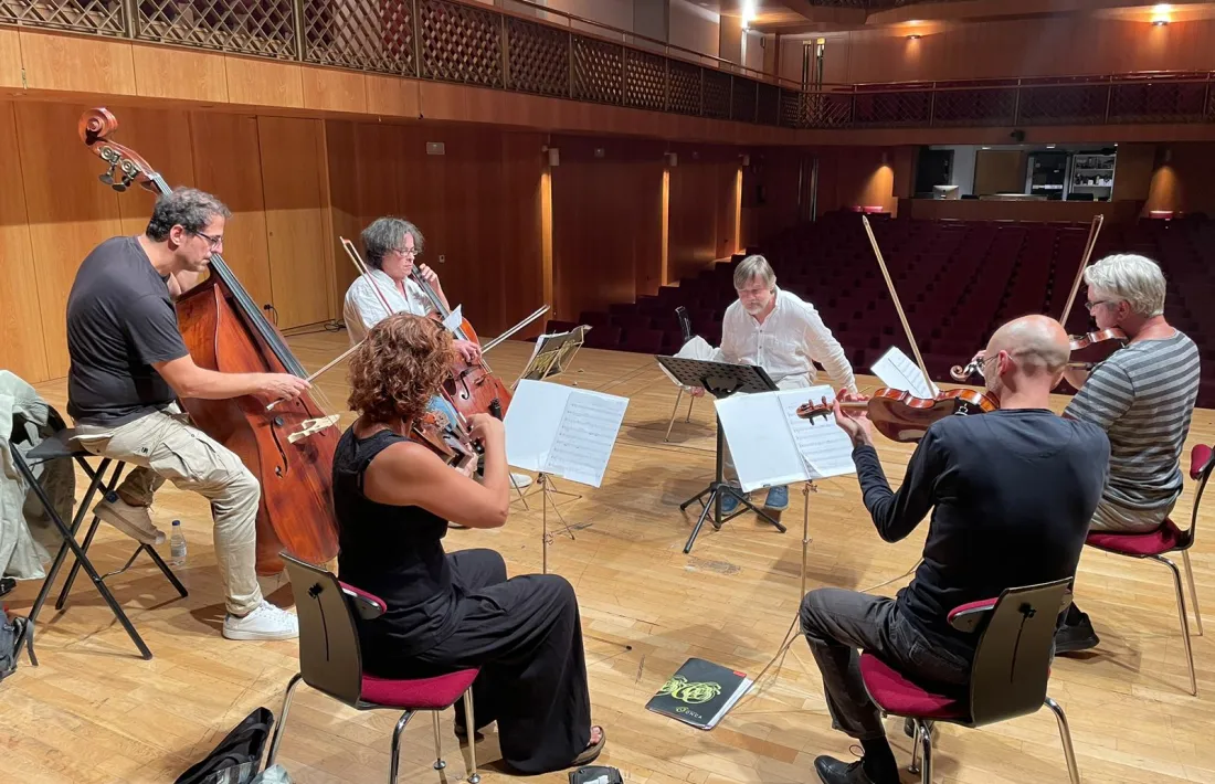 Gumí dirigeix un assaig del quintet.