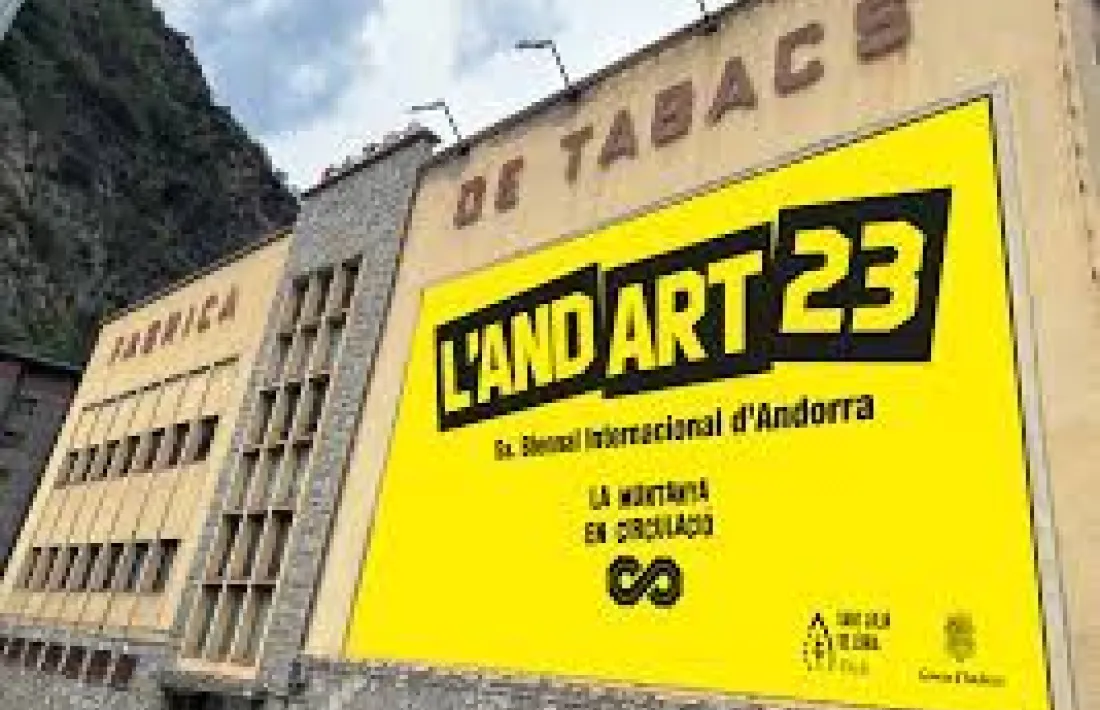 Exterior de la nau que allotja part de la biennal. 