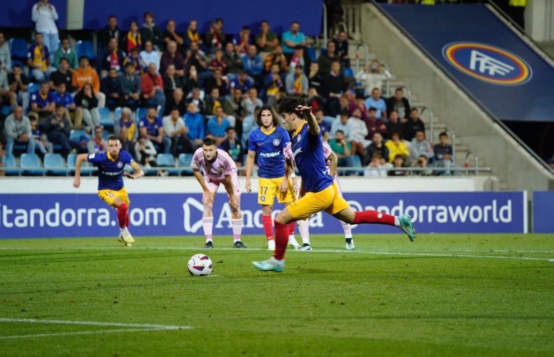 Julen Lobete, en el dia del seu 23è aniversari, va provocar el penal al minut 79 que ell mateix va transformar contra el Reial Ovied.