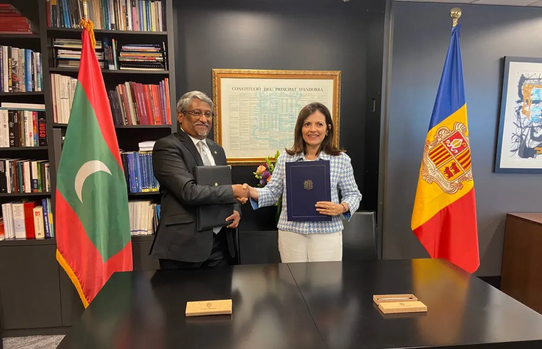 Tor amb el secretari d’Estat pels Afers Exteriors de les Illes Maldives, Ahmed Khaleel.