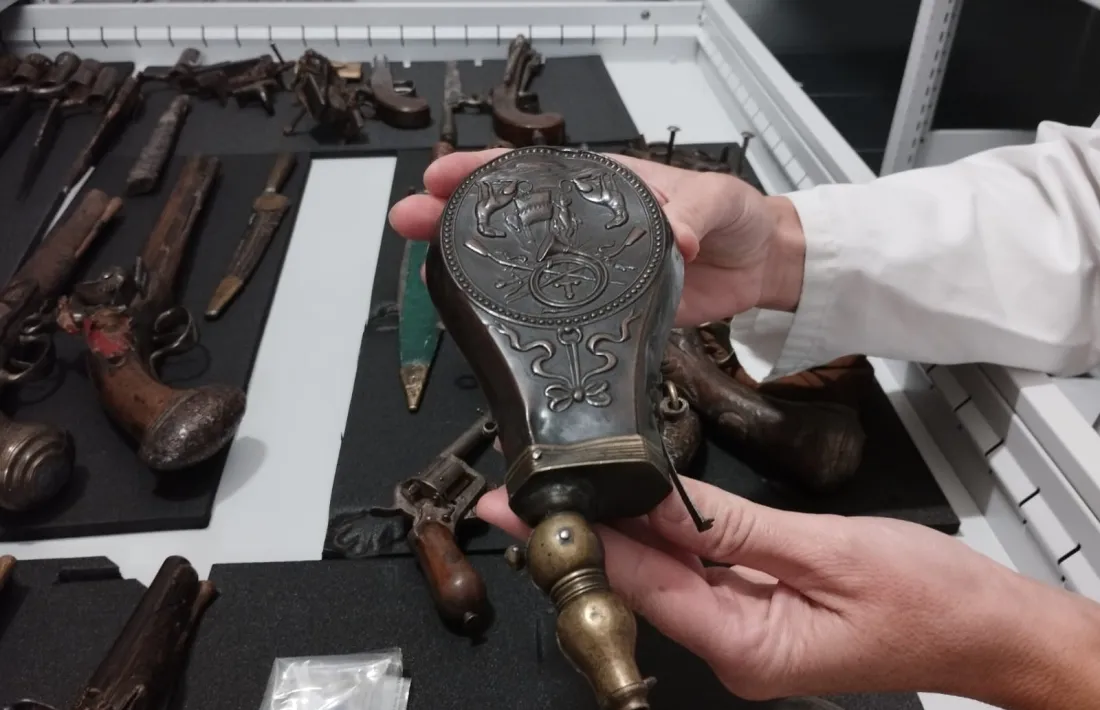 Dipòsit de pòlvora amb què es carregaven els pedrenyals.