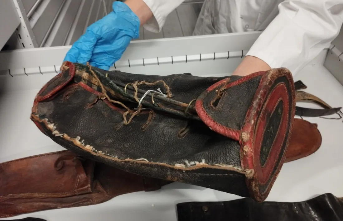 Portamantes que es col·locava sobre el cavall, just darrere de la sella.