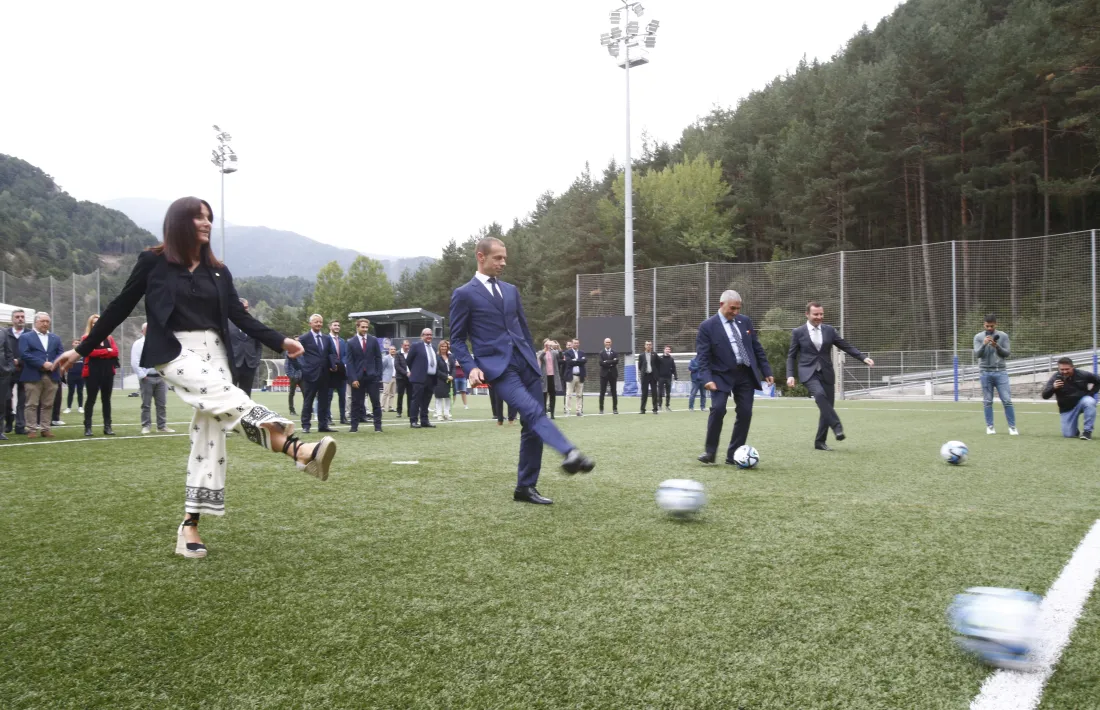 El servei d'honor per inaugurar el Centre Esportiu Francesc Vila.