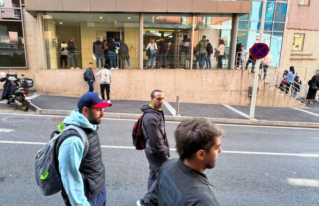 Cues al Servei d'Immigració.