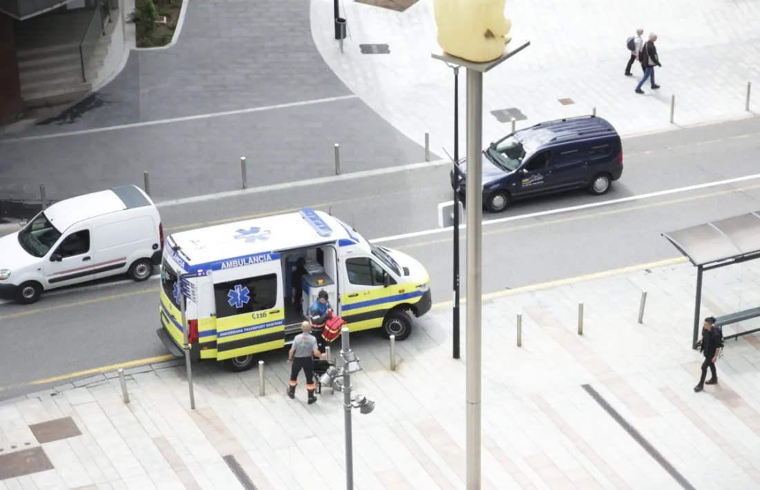 Una ambulància de servei.