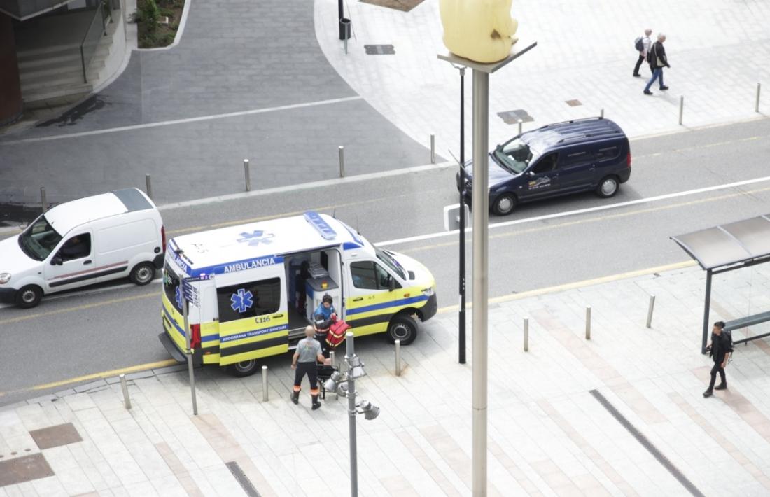 Una ambulància de servei.