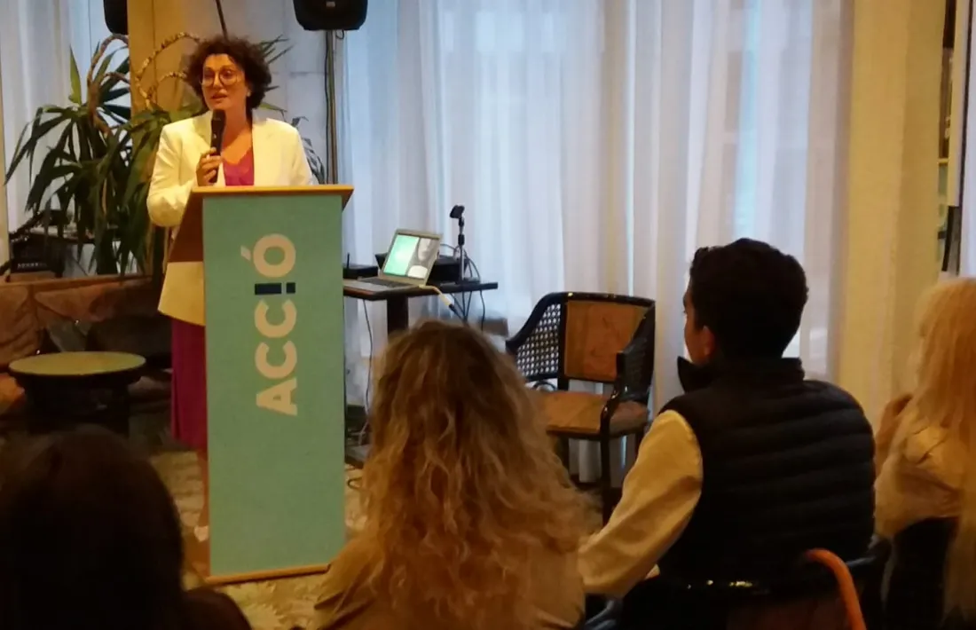 Judith Pallarés es dirigeix als assistents.