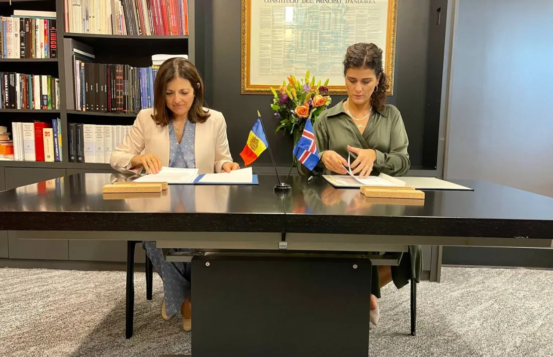 Tor i la seva homòloga islandesa signant el conveni.